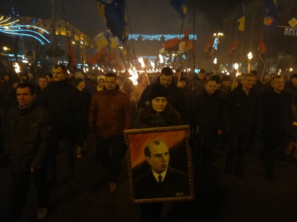 Kyjev, pochod nacionalistů s portrétem Stěpana Bandery