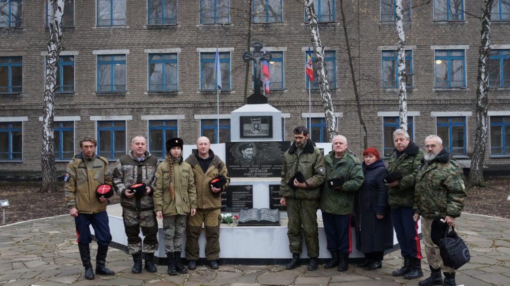 Bohdanka s vojáky a příbuznými u památníku Pavla Drjomova, Lugansk, LLR