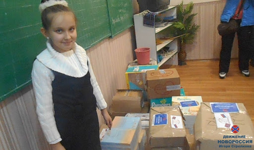 Bohdanka (10) ve 4.třídě 13.ZŠ Naděžda předává spolužákům věci z humanitární pomoci, na které se podílela, Alčevsk, LLR, 2016