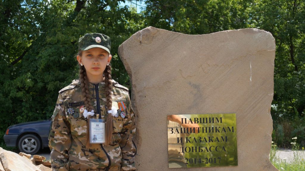 Bohdanka u památníku obráncům a kozákům Donbasu, Alčevsk, LLR