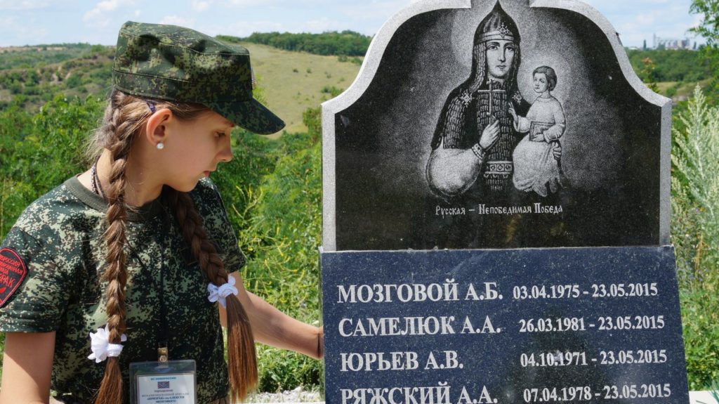 Bohdanka u památníku na místě tragické smrti Alexeje Mozgového a jeho přátel, silnice Alčevsk-Lugansk, LLR