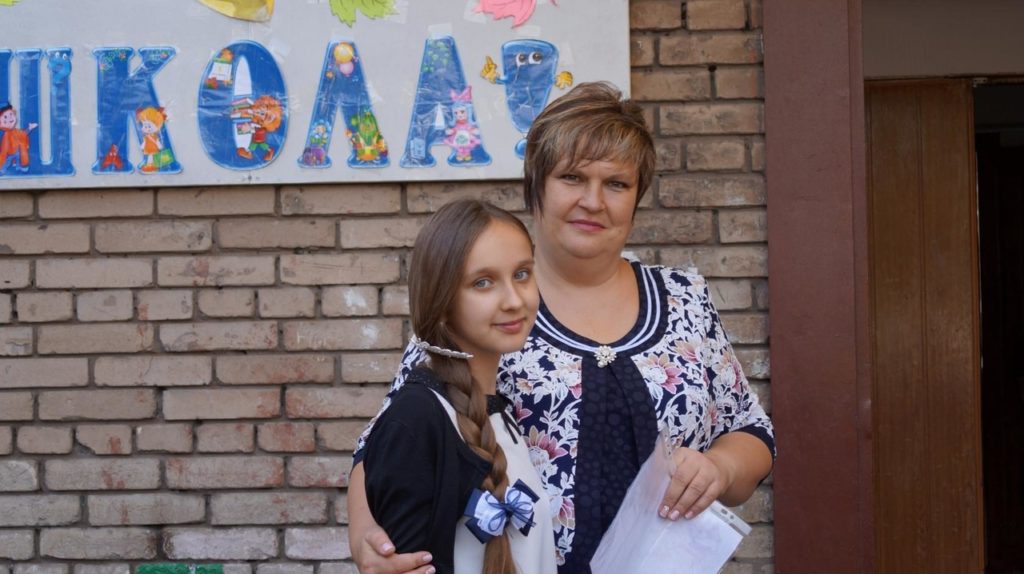 Bohdanka (14) s ředitelkou 13.ZŠ Naděžda, Alčevsk, LLR, 2020