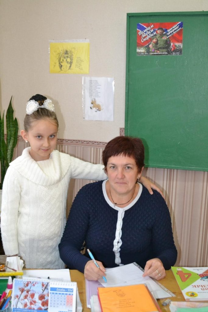 Bohdanka (10) ve 4.třídě 13.ZŠ Naděžda se svou třídní, Alčevsk, LLR, 2016
