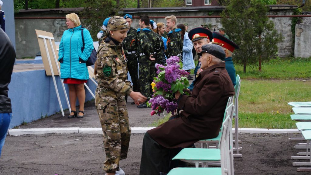 Bohdanka (11) předává květiny veteránům na oslavách Dne vítězství 9.5., Alčevsk, LLR, 2018
