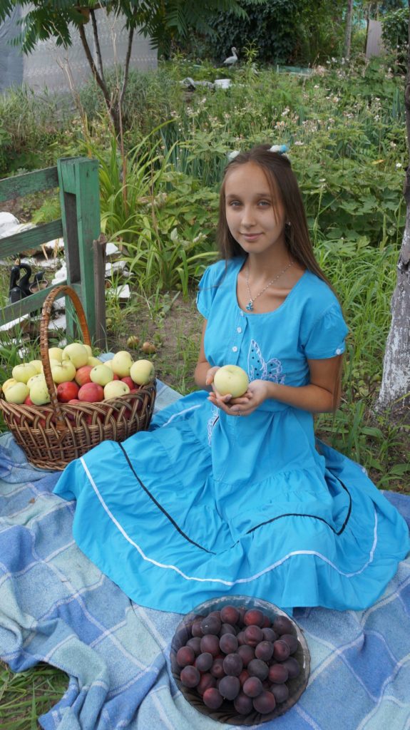 Bohdanka (13) s plody její zahrádky, Alčevsk, LLR, 2019