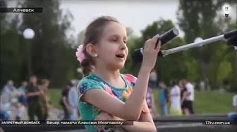 Bohdanka (9) v slzách přednáší svou báseň "Hoří Donbas" na tryzně k úmrtí Alexeje Mozgového, Alčevsk, LLR, 2015
