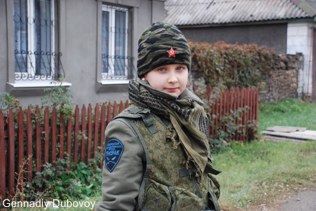 Bohdanka (9) se stala čestnou členkou brigády Prizrak Alexeje Mozgového s přezdívkou "Doča", Alčevsk, LLR, 2015