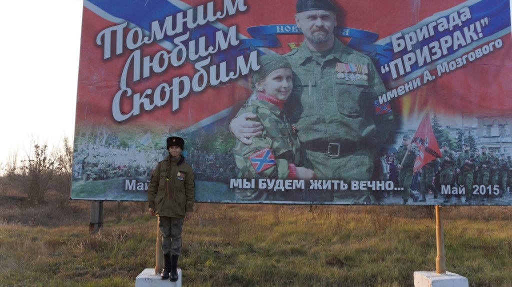 Bohdanka před známým plakátem, Kirovsk, LLR