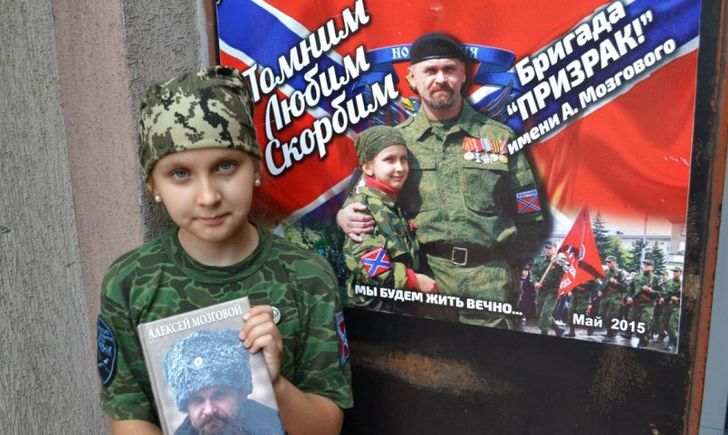Bohdanka (9) s knihou o Alexeji Mozgovém před známým plakátem