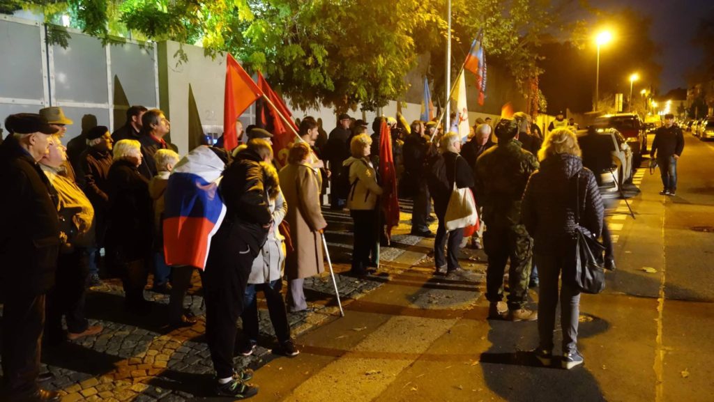 3.ČINNOST SPOLEČNOSTI PŘÁTEL LLR A DLR V ČESKÉ REPUBLICE  Demonstrace proti občanské válce na Donbase před ukrajinským velvyslanectvím, Praha, listopad 2019 