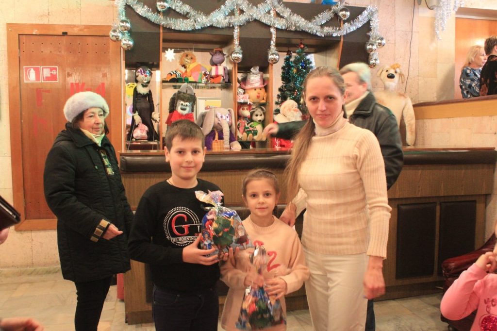 Předání novoročních dárků dětem v Lugansku, LLR, leden 2019 Vpravo zástupkyně vedoucího ČKC Anna Brechova
