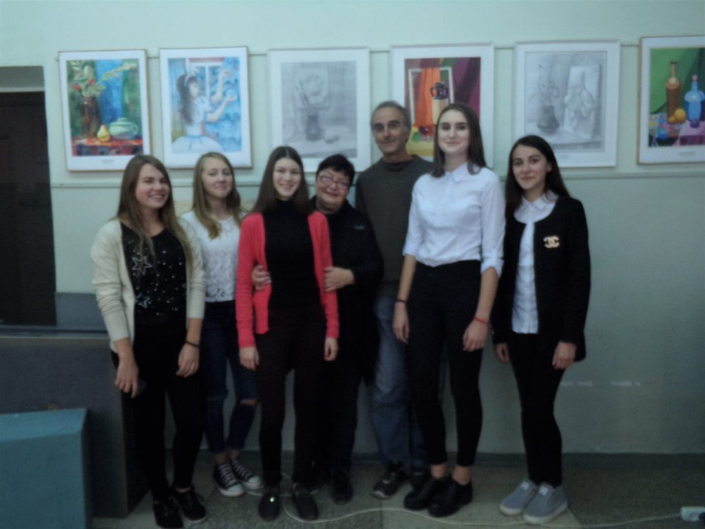 Foto po předání dárků žákyním Alčevské dětské výtvarné školy, jejichž práce se staly součástí naší výstavy o Donbasu v ČR, Alčevsk, LLR, říjen 2017 Děvčata jsou na foto se svou učitelkou Valentinou Děgťjarovou.