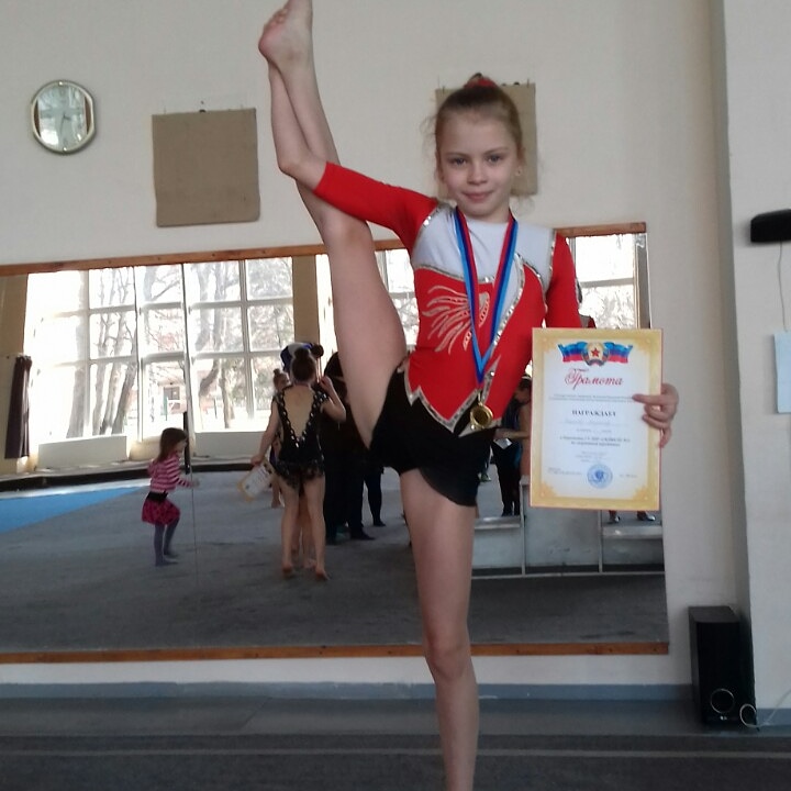 Mira Safonova, 11, sportovní akrobatka, Lugansk, LLR