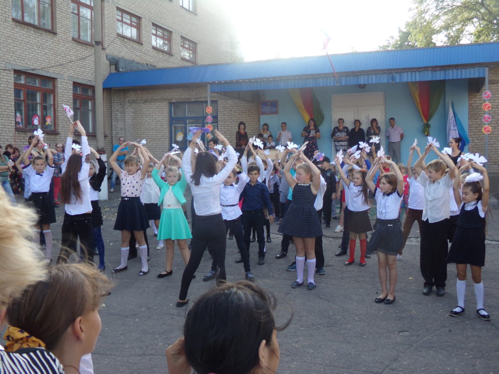 Den mikrorajonu Pervomajka, děti 6.ZŠ Uljany Gromovové, září 2017, Krasnodon, LLR