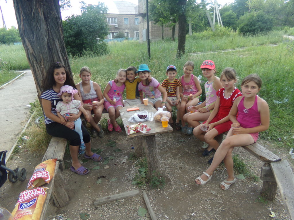 Parta dětí ze ZŠ Naděžda v parku na Vasilevce, červen 2017, Alčevsk, LLR Zprava Nasťa Dymova (nyní 7.třída), Světa Orlova (nyní 6.třída), Aňa Kovalenko (nyní 8.třída), Lena Litovčenko (nyní 7.třída), -, Diana Kovalenko (nyní 7.třída), synek Varji, Veronika Družinina (nyní 7.třída), Káťa (nyní 8.třída), Varja s dcerkou
