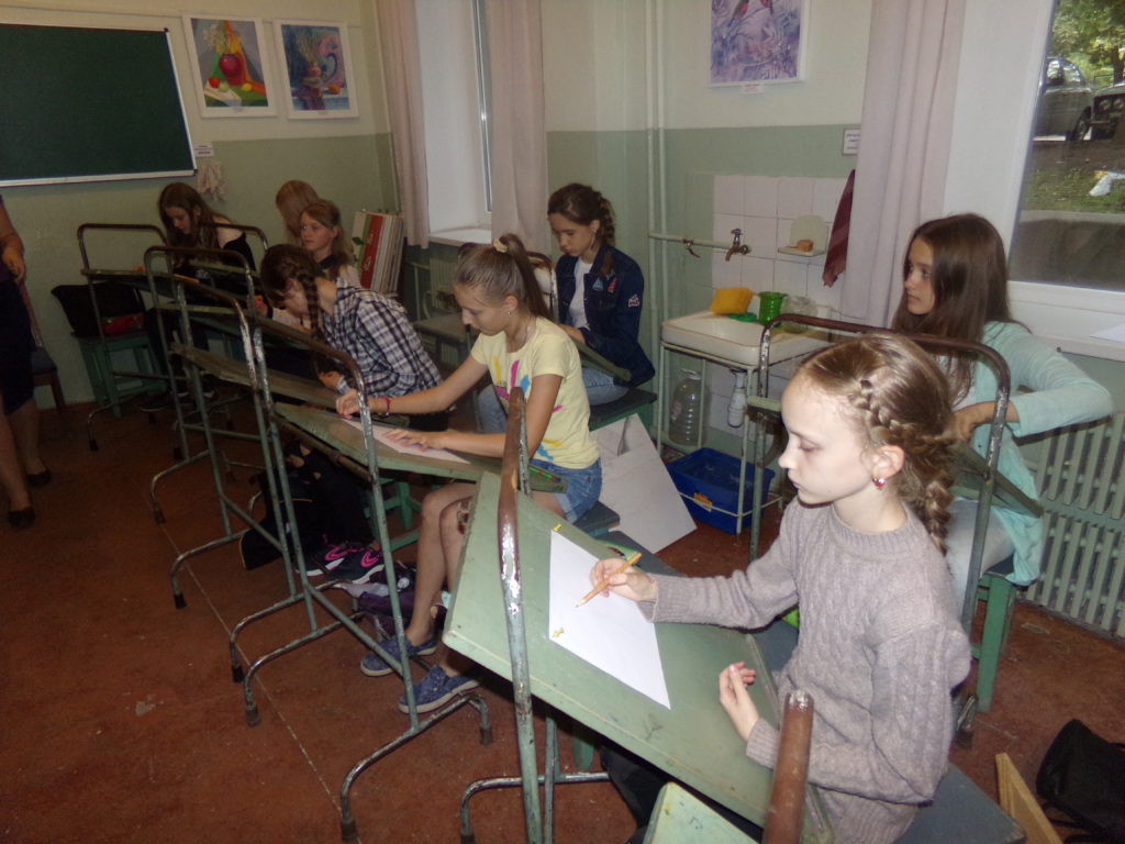 Žákyně Dětské výtvarné školy, září 2017, Alčevsk, LLR