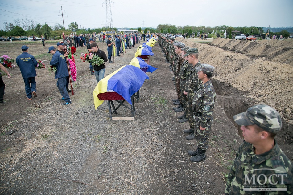 Украина справляется. Захоронения украинских солдат. Украина хоронит солдат. Гробы украинских солдат.